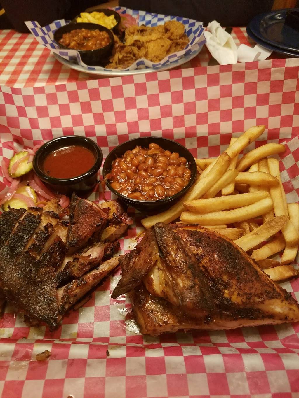 Famous Daves Bar-B-Que | restaurant | 1060 Corporate Dr, Westbury, NY 11590, USA | 5168327300 OR +1 516-832-7300