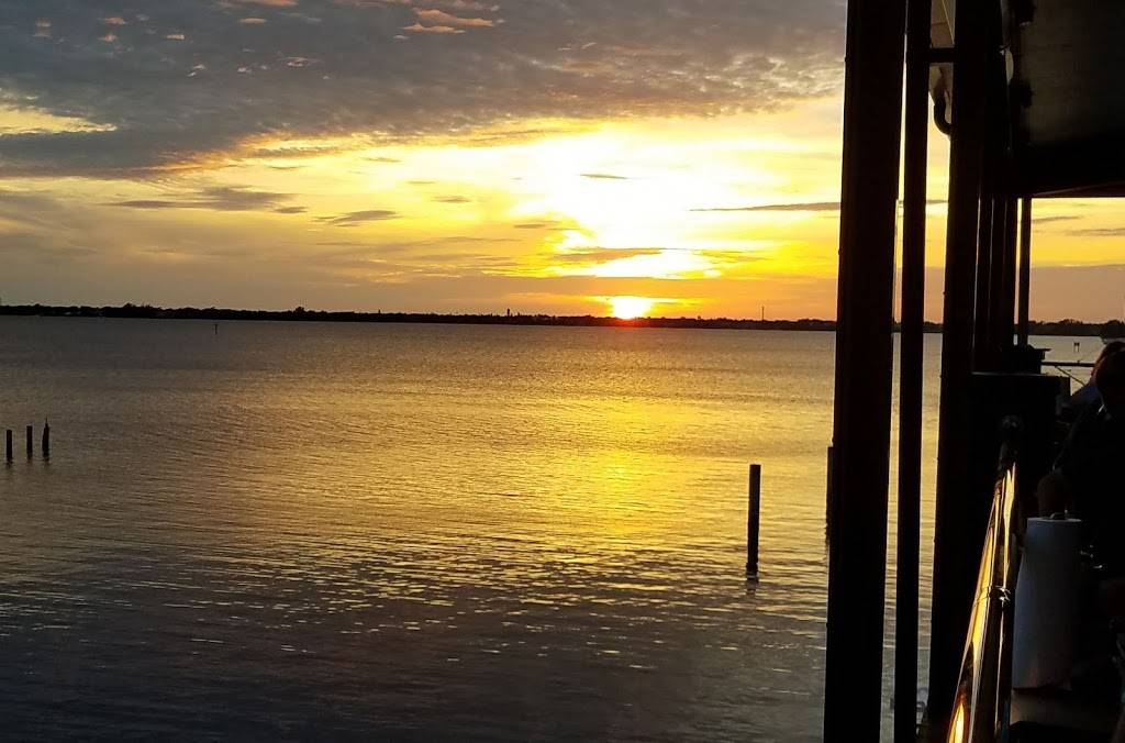 Pinchers | restaurant | 2360 W First St, Fort Myers, FL 33901, USA | 2392457049 OR +1 239-245-7049