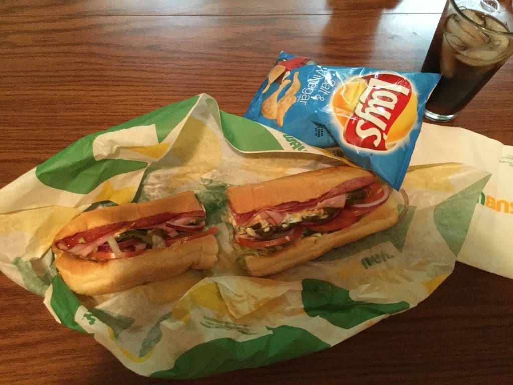 Subway | restaurant | 820 W Maple St, Hartville, OH 44632, USA | 3308772806 OR +1 330-877-2806