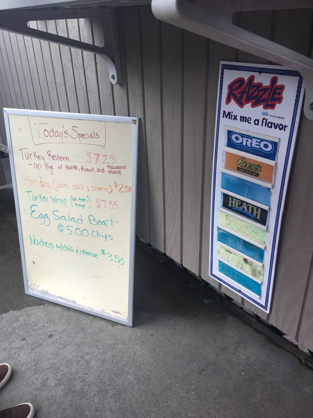 Donnas Country Grill | restaurant | 591 NY-295, Chatham, NY 12037, USA | 5183923042 OR +1 518-392-3042