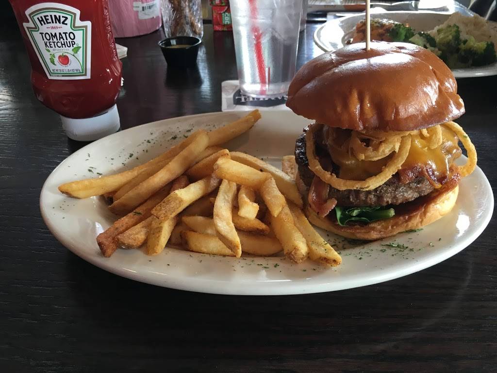 Crosstown Grille | restaurant | 620 Crosstown Drive, Peachtree City, GA 30269, USA | 6788331190 OR +1 678-833-1190