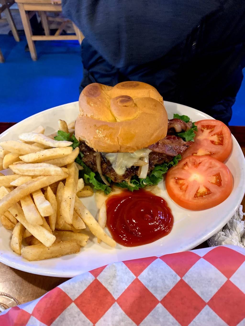 Chasin Tails | restaurant | 2402 Bay Area Blvd, Houston, TX 77058, USA | 2814803000 OR +1 281-480-3000