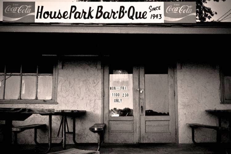 House Park Bar-B-Que | restaurant | 900 W 12th St, Austin, TX 78703, USA | 5124729621 OR +1 512-472-9621
