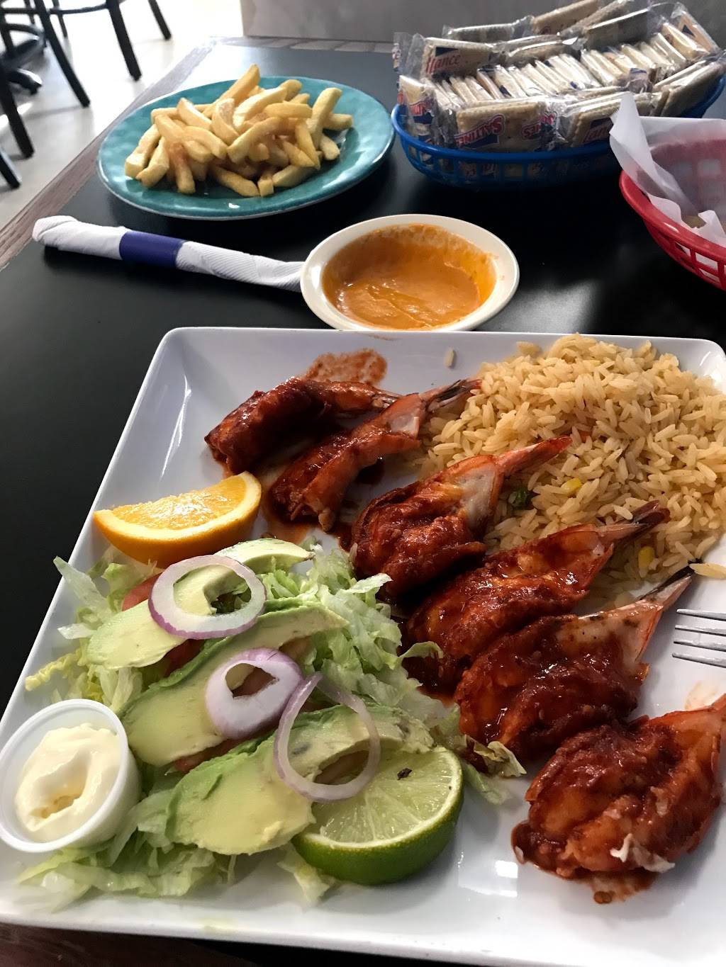 Mariscos La Reyna | restaurant | 2406 N Fitzhugh Ave, Dallas, TX 75204, USA | 2148272792 OR +1 214-827-2792
