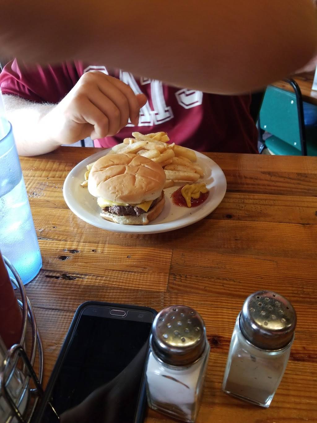 Buddys Place | restaurant | 18 W Cross Main St, New Castle, KY 40050, USA | 5028450909 OR +1 502-845-0909