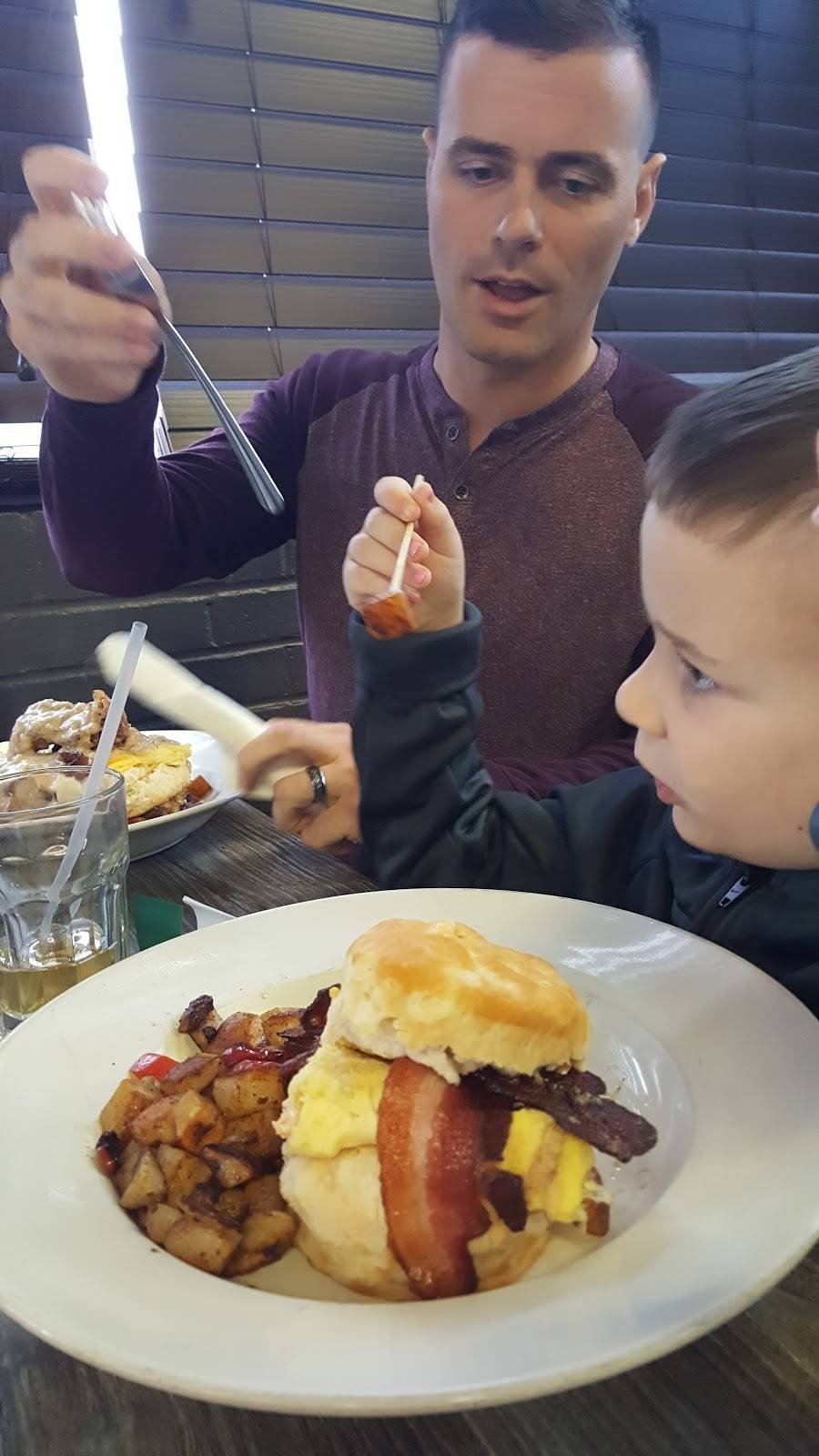 Mason Dixon Cafe | restaurant | 2100 Princess Anne St, Fredericksburg, VA 22401, USA | 5403711950 OR +1 540-371-1950