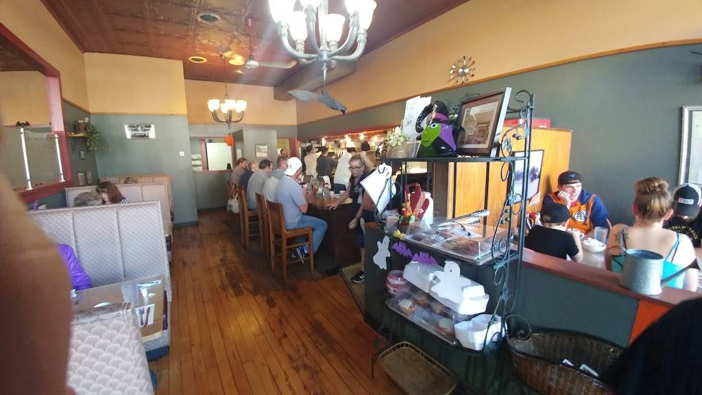 CJs Lakeside Grill | cafe | 21 W Flint St, Lake Orion, MI 48362, USA | 2486938704 OR +1 248-693-8704