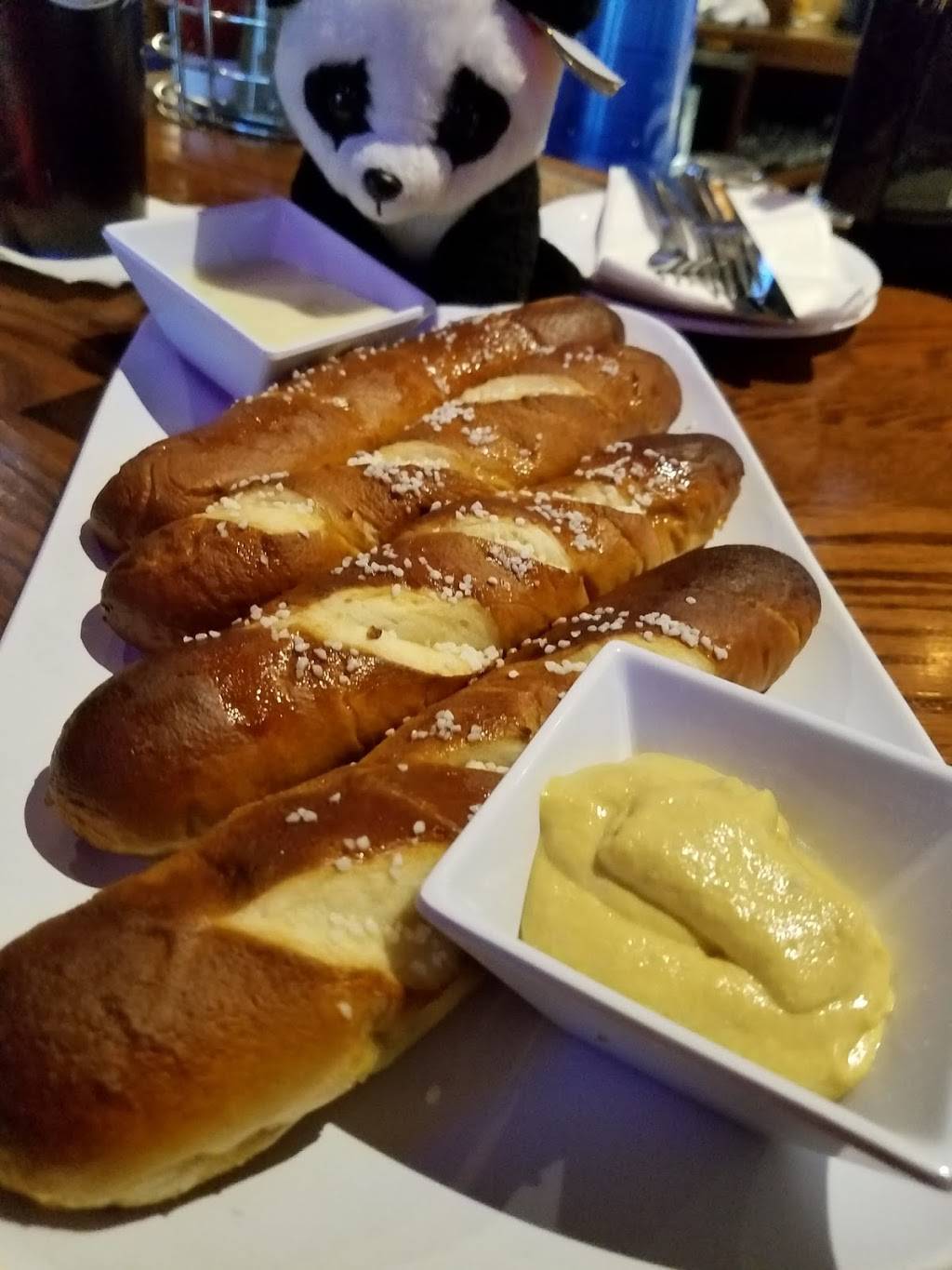 Yogis Bar & Grill | restaurant | 3880 Hard Rd, Dublin, OH 43016, USA | 6147992660 OR +1 614-799-2660