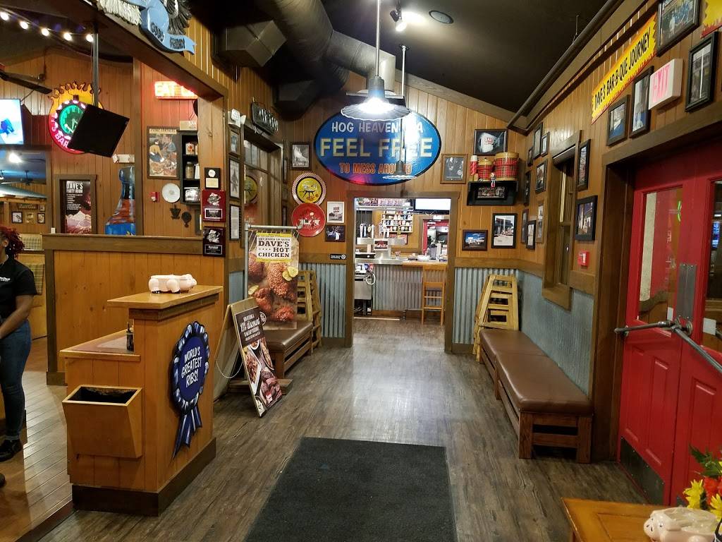 Famous Daves | restaurant | 3046 Waldorf Market Pl, Waldorf, MD 20603, USA | 3018851555 OR +1 301-885-1555