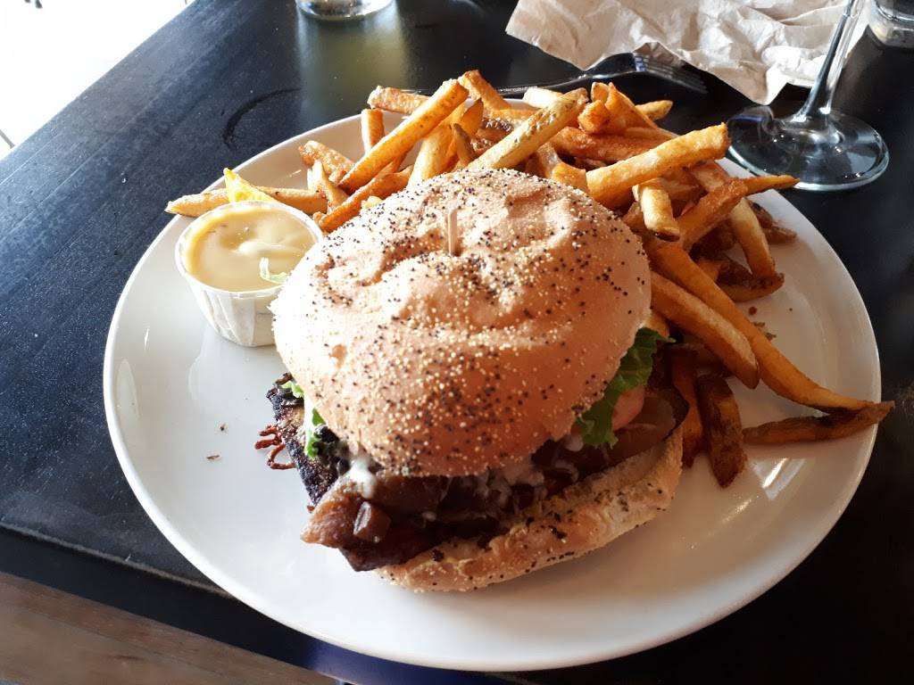 Chez Victor | restaurant | 5050 Boulevard Wilfrid-Hamel Local 400, Québec, QC G2E 5X5, Canada | 4186518187 OR +1 418-651-8187