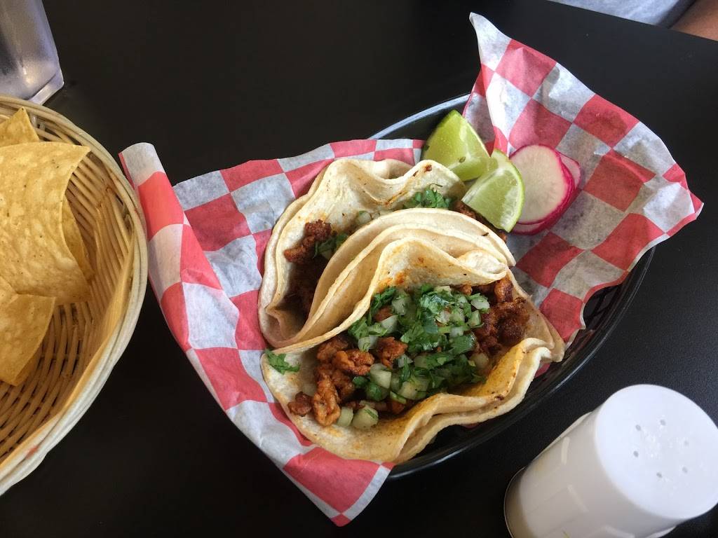 Tacos La Familia | restaurant | 1610 6th Ave, Des Moines, IA 50314, USA | 5152446659 OR +1 515-244-6659