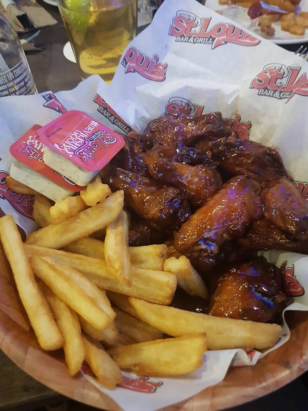 St. Louis Bar & Grill | restaurant | 17074 Leslie St Unit 1, Newmarket, ON L3Y 8V8, Canada | 9059534204 OR +1 905-953-4204