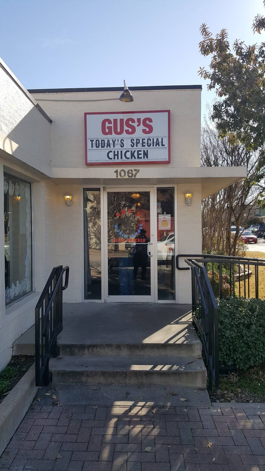 Gus’s World Famous Fried Chicken | restaurant | 1067 W Magnolia Ave, Fort Worth, TX 76104, USA | 8179274693 OR +1 817-927-4693