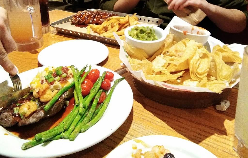 Chilis Grill & Bar | meal takeaway | 1205 Corporate Dr, Westbury, NY 11590, USA | 5162227001 OR +1 516-222-7001