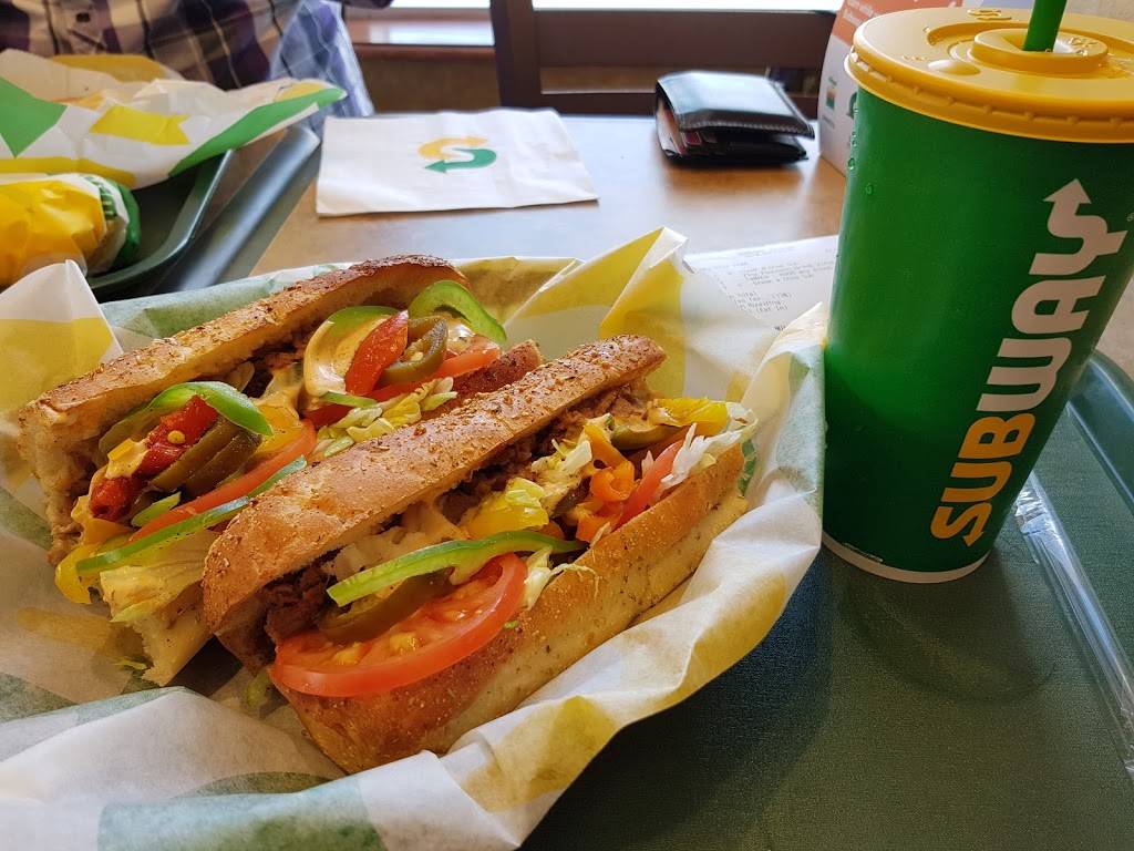 Subway | meal takeaway | 160 Beechwood Ave, Vanier, ON K1L 1A9, Canada | 6137412520 OR +1 613-741-2520