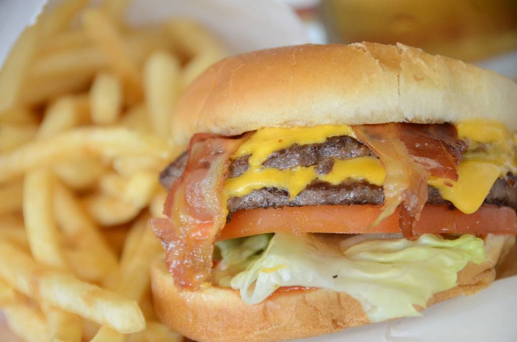 Carlsons Drive In | restaurant | 118 W Coolspring Ave, Michigan City, IN 46360, USA | 2198720331 OR +1 219-872-0331