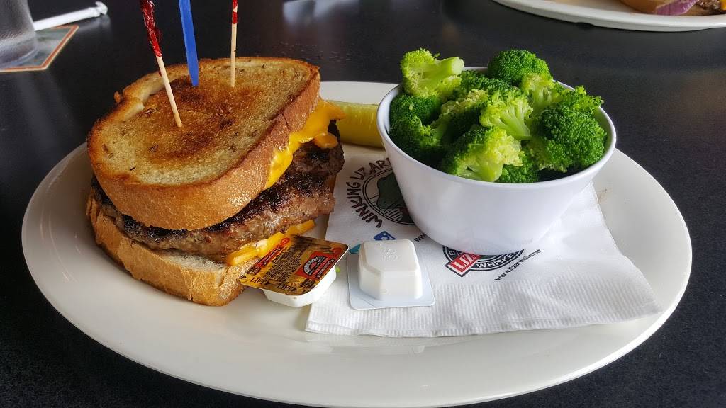 Winking Lizard Tavern | restaurant | 6111 Quarry Ln, Independence, OH 44131, USA | 2165242226 OR +1 216-524-2226