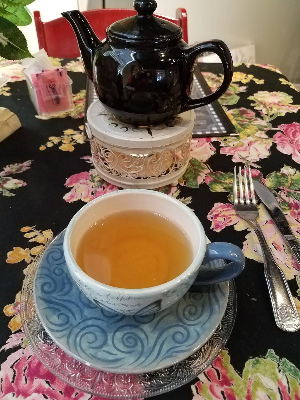 Sweet Magnolias Tea Bistro | restaurant | 212 Howard St, Auburndale, FL 33823, USA | 8639651684 OR +1 863-965-1684