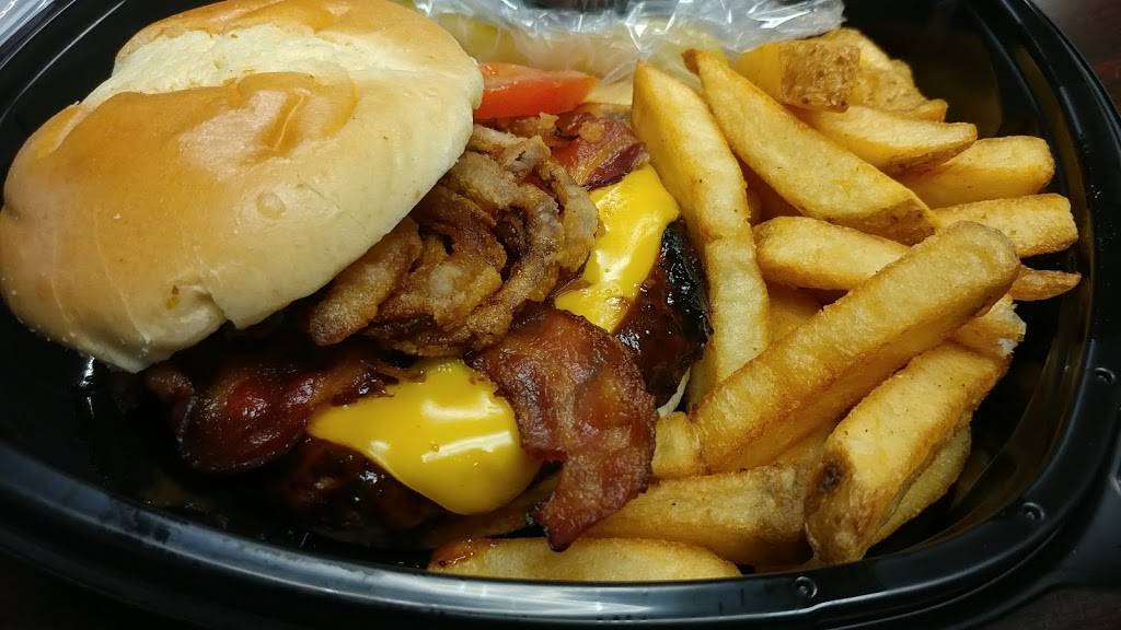 Winking Lizard Tavern | restaurant | 25800 Central Pkwy, Beachwood, OH 44122, USA | 2164540380 OR +1 216-454-0380