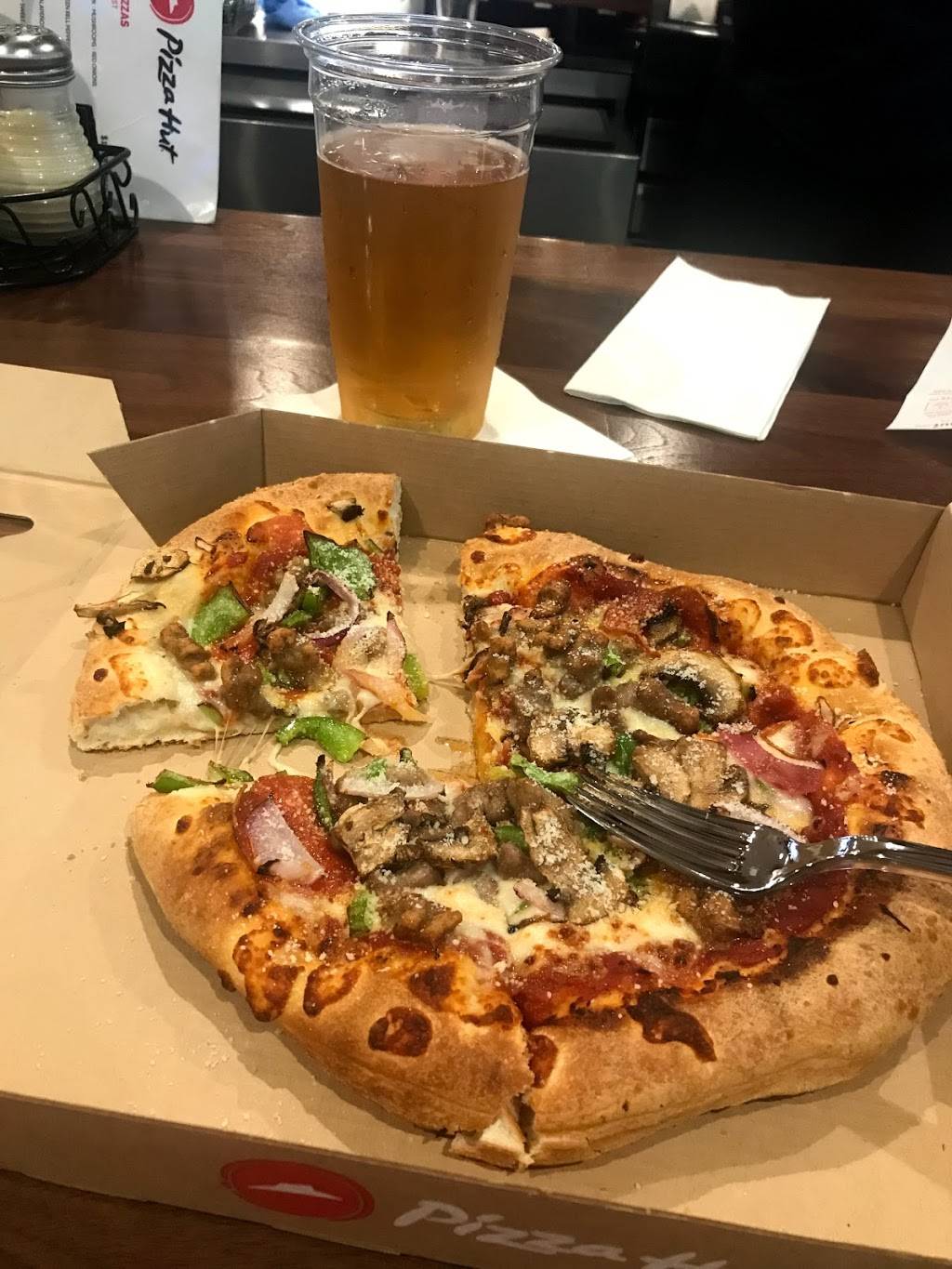 Pizza Hut | restaurant | Terminal C, 2330 N International Pkwy, Dallas, TX 75261, USA | 8009488488 OR +1 800-948-8488