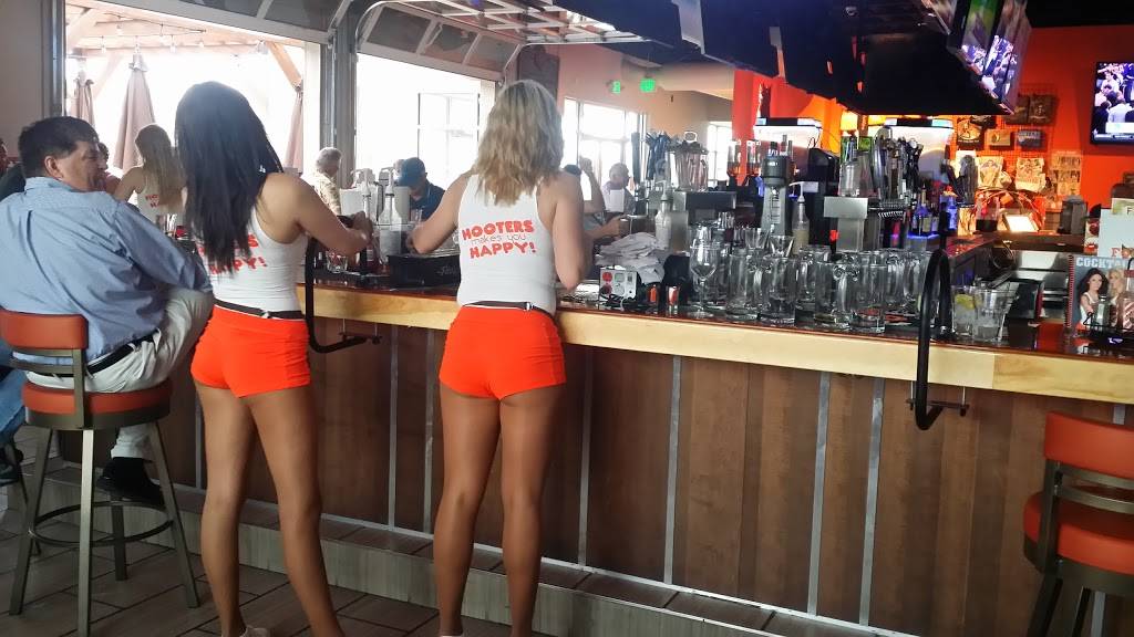 Hooters | restaurant | 8334 S Willow St, Lone Tree, CO 80124, USA | 3039964668 OR +1 303-996-4668