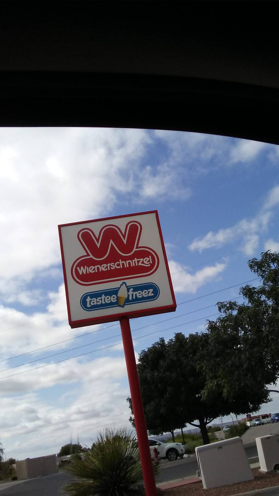 Wienerschnitzel | restaurant | 2800 N Main St, Las Cruces, NM 88001, USA | 5755267878 OR +1 575-526-7878