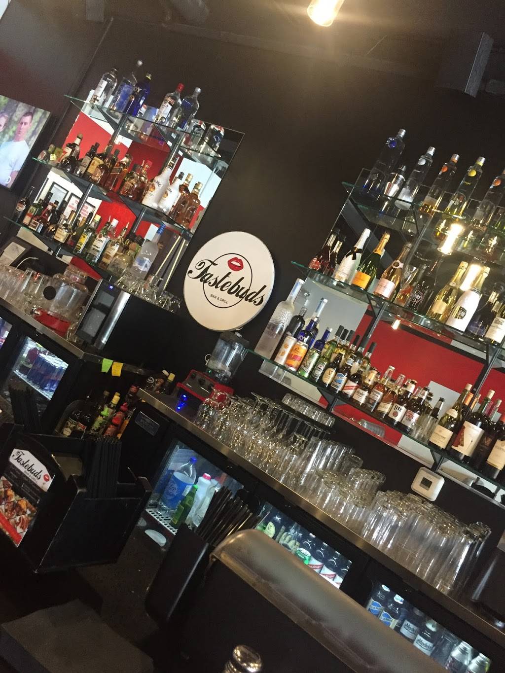 Tastebuds Bar & Grill | restaurant | 7300 N Western Ave, Chicago, IL 60645, USA | 7732937567 OR +1 773-293-7567