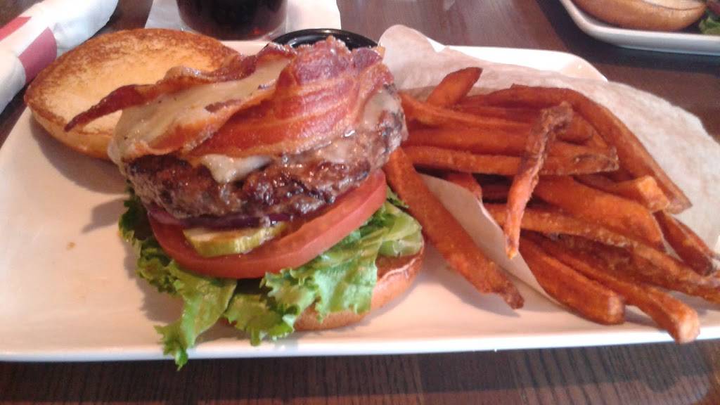 TGI Fridays | restaurant | 1524 N Collins St, Arlington, TX 76011, USA | 8172612390 OR +1 817-261-2390