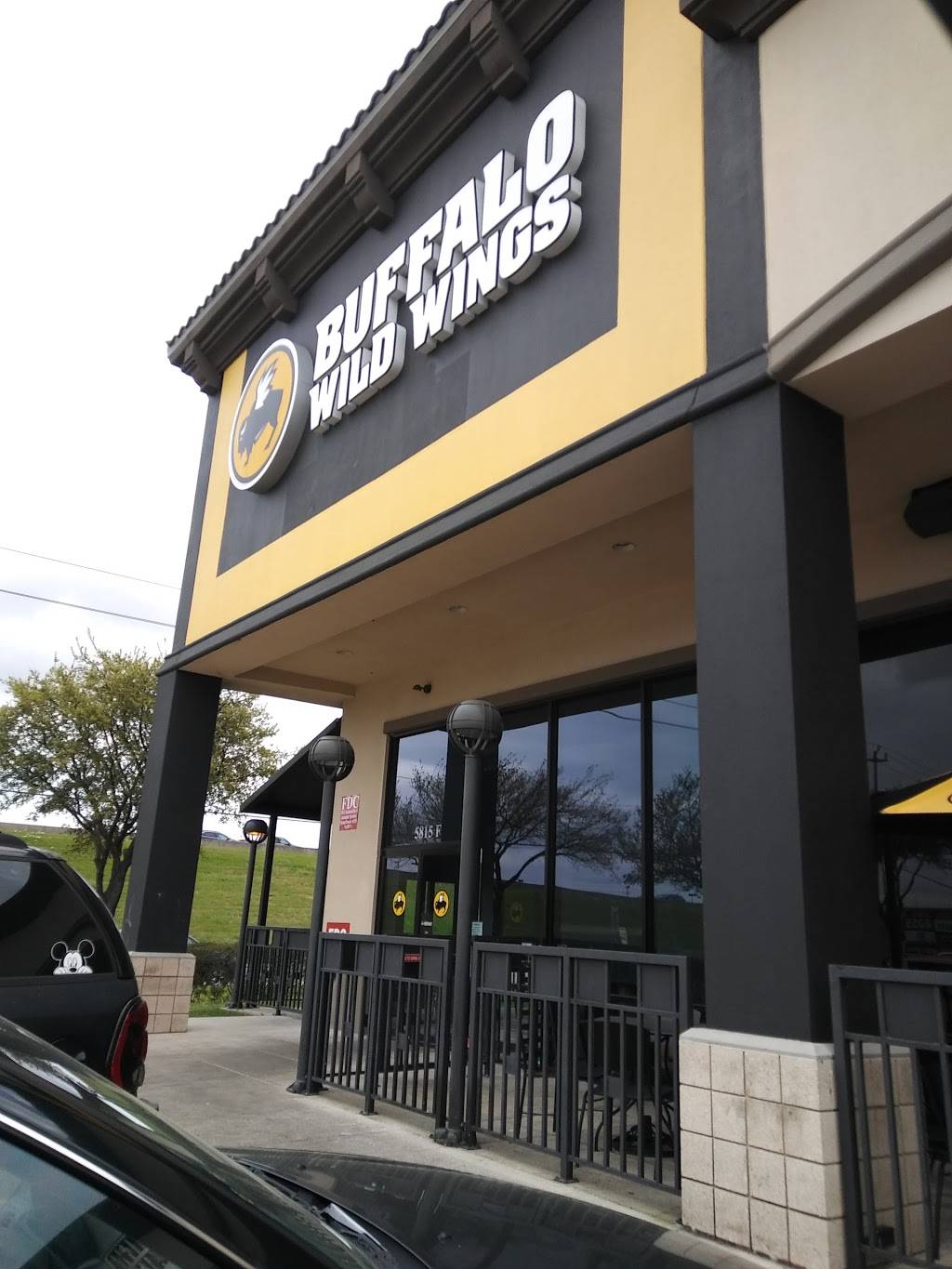 Buffalo Wild Wings | restaurant | 5815 E, TX-8 Beltway Suite F, Houston, TX 77049, USA | 2814583100 OR +1 281-458-3100