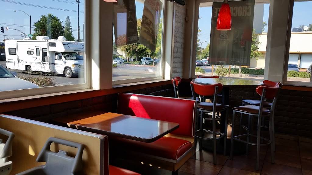 A&W Root Beer of Lodi | restaurant | 216 E Lodi Ave, Lodi, CA 95240, USA | 2093688548 OR +1 209-368-8548