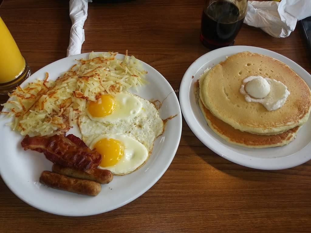 Dennys | restaurant | 3801 S 27th St, Milwaukee, WI 53221, USA | 4142827946 OR +1 414-282-7946