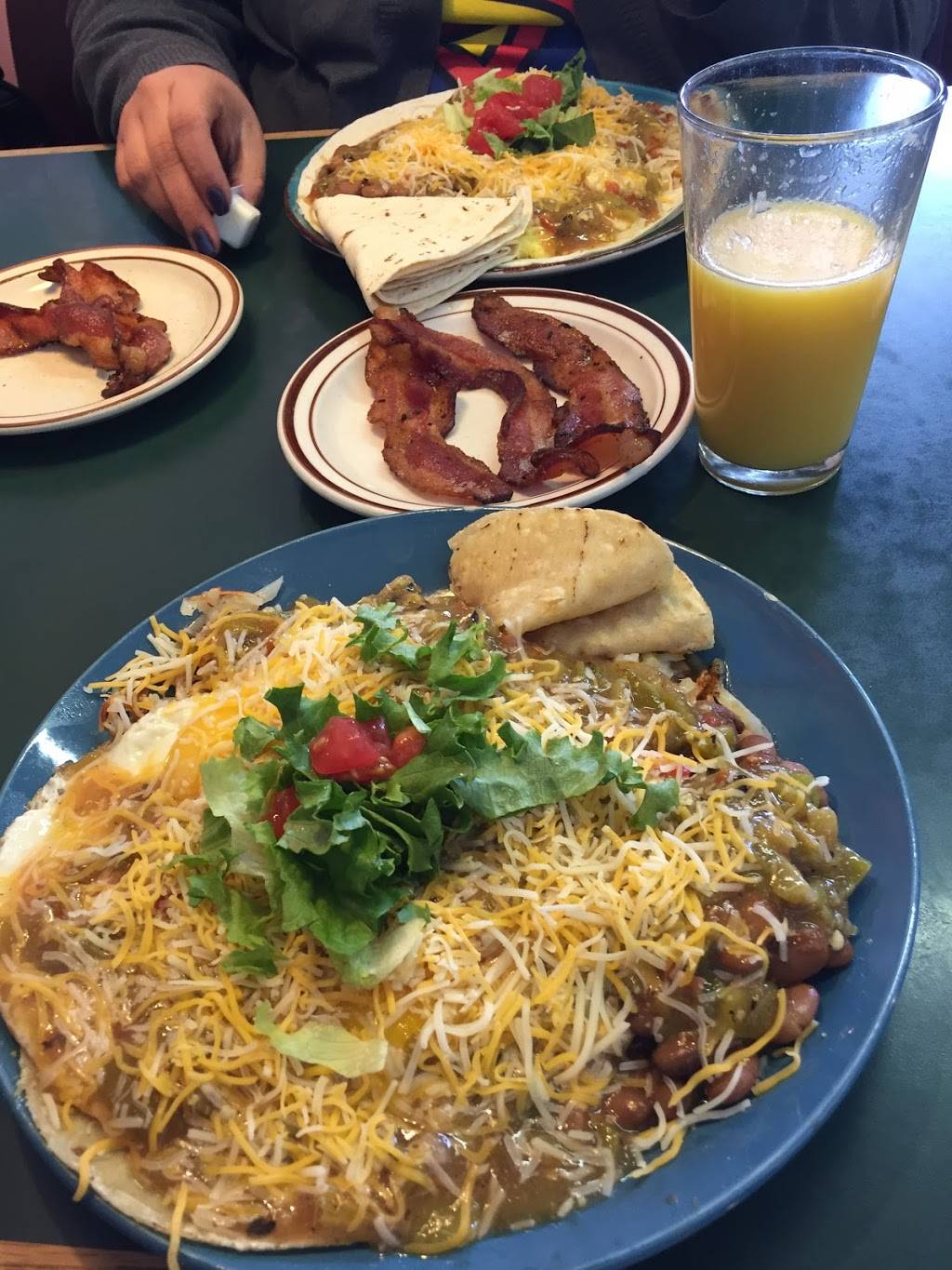 Chili Hills Restaurant Edgewood | restaurant | 5 NM-344, Edgewood, NM 87015, USA | 5052869202 OR +1 505-286-9202