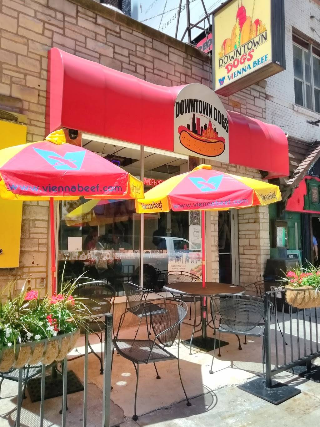 Downtown Dogs | meal takeaway | 804 N Rush St, Chicago, IL 60611, USA | 3129515141 OR +1 312-951-5141