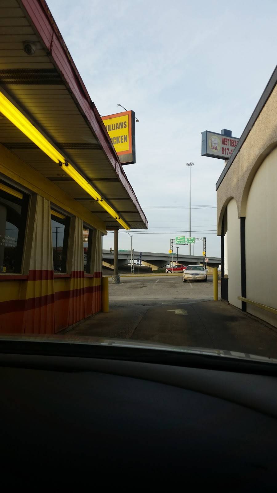 Williams Fried Chicken | restaurant | 820 Brentwood Stair Rd, Fort Worth, TX 76112, USA | 8174298009 OR +1 817-429-8009