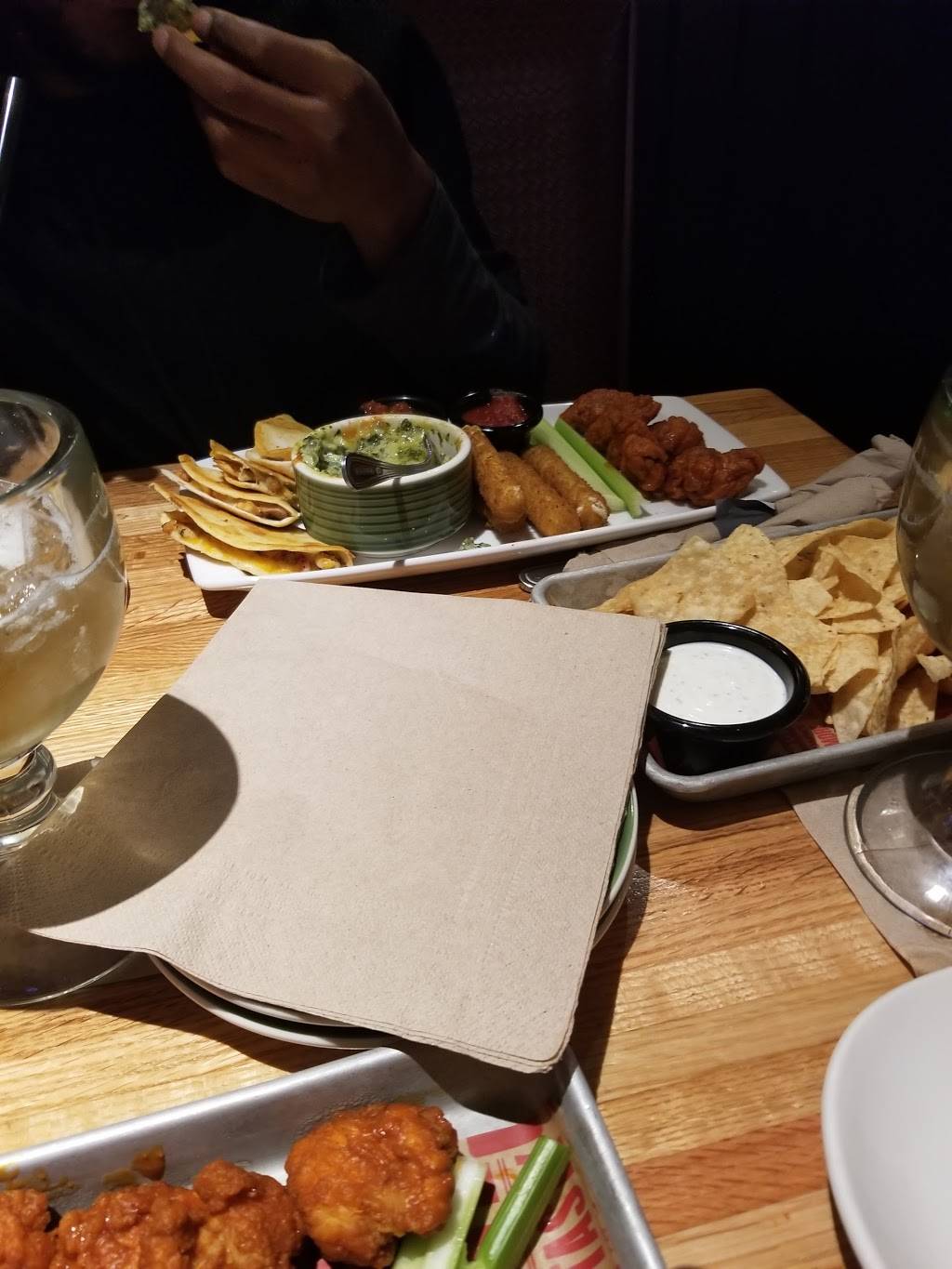 Applebees Grill + Bar | restaurant | 1987 Wentzville Pkwy, Wentzville, MO 63385, USA | 6363329249 OR +1 636-332-9249