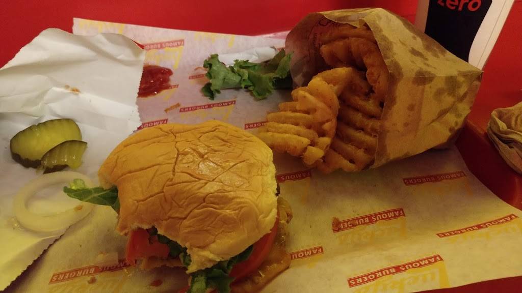 Luckys Famous Burgers | restaurant | 264 W 23rd St, New York, NY 10011, USA | 2122424900 OR +1 212-242-4900