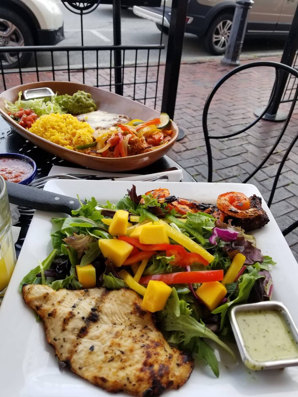 Dos Amigos Burritos | restaurant | 24 Pleasant St, Newburyport, MA 01950, USA | 9782557326 OR +1 978-255-7326