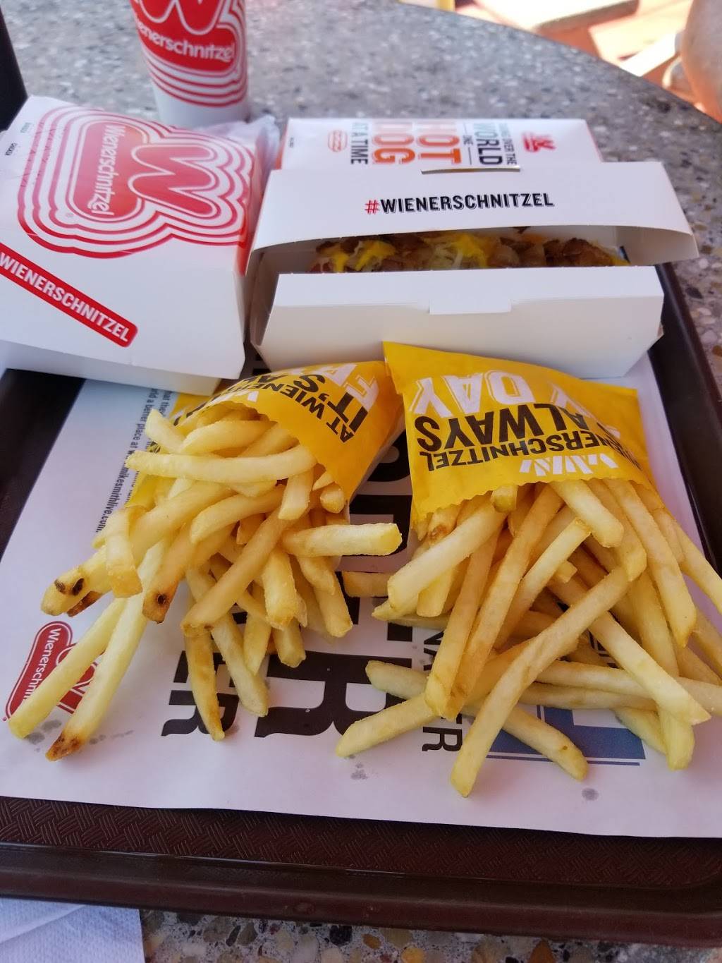 Wienerschnitzel | restaurant | 3203 W Alameda, Burbank, CA 91505, USA | 8188411917 OR +1 818-841-1917