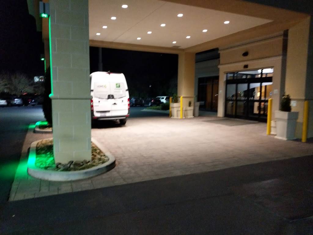 Holiday Inn Charlotte Airport - Hub Bar and Grill | restaurant | 3020, 2707 Little Rock Rd, Charlotte, NC 28214, USA | 7043944301 OR +1 704-394-4301