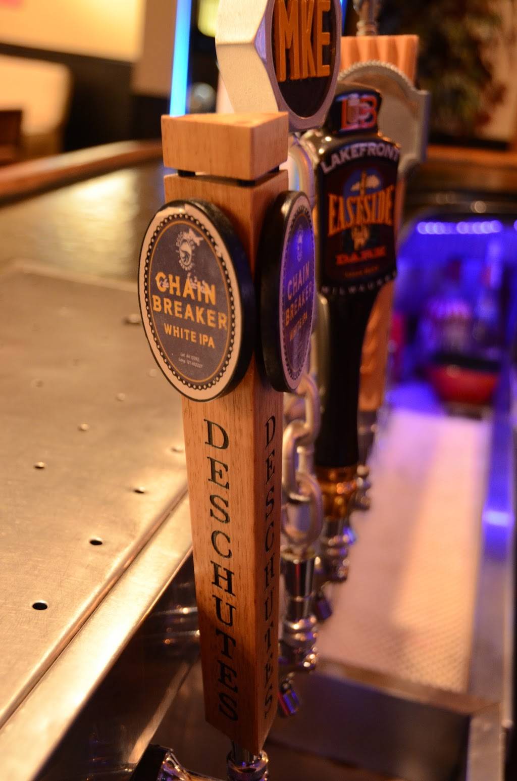 Hanks Restaurant & Drinkery | restaurant | 11 S Main St, Hartford, WI 53027, USA | 2626734265 OR +1 262-673-4265