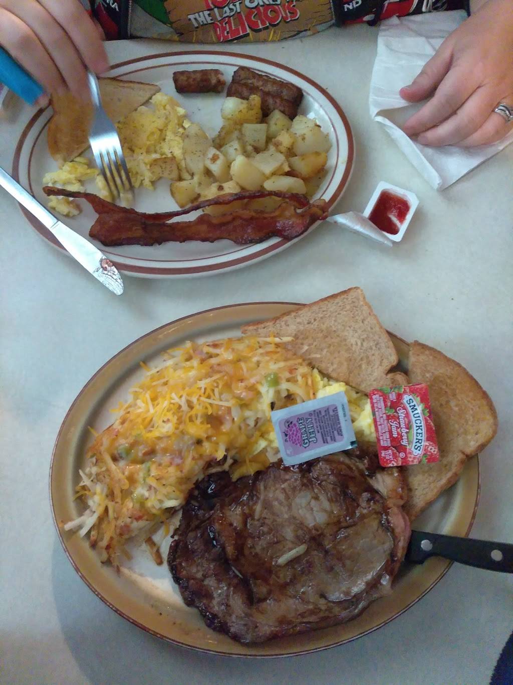 Julies Tell Street Cafe | restaurant | 922 Tell St, Tell City, IN 47586, USA | 8125472579 OR +1 812-547-2579