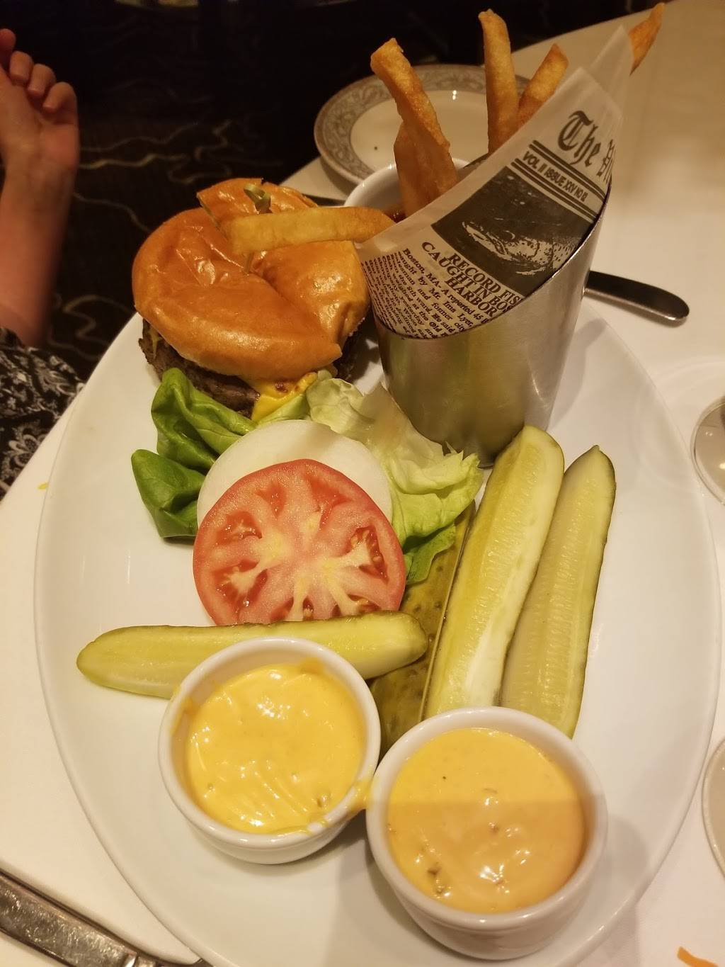 Hanks Fine Steaks & Martins | restaurant | 2300 Paseo Verde Pkwy, Henderson, NV 89052, USA | 7026177515 OR +1 702-617-7515