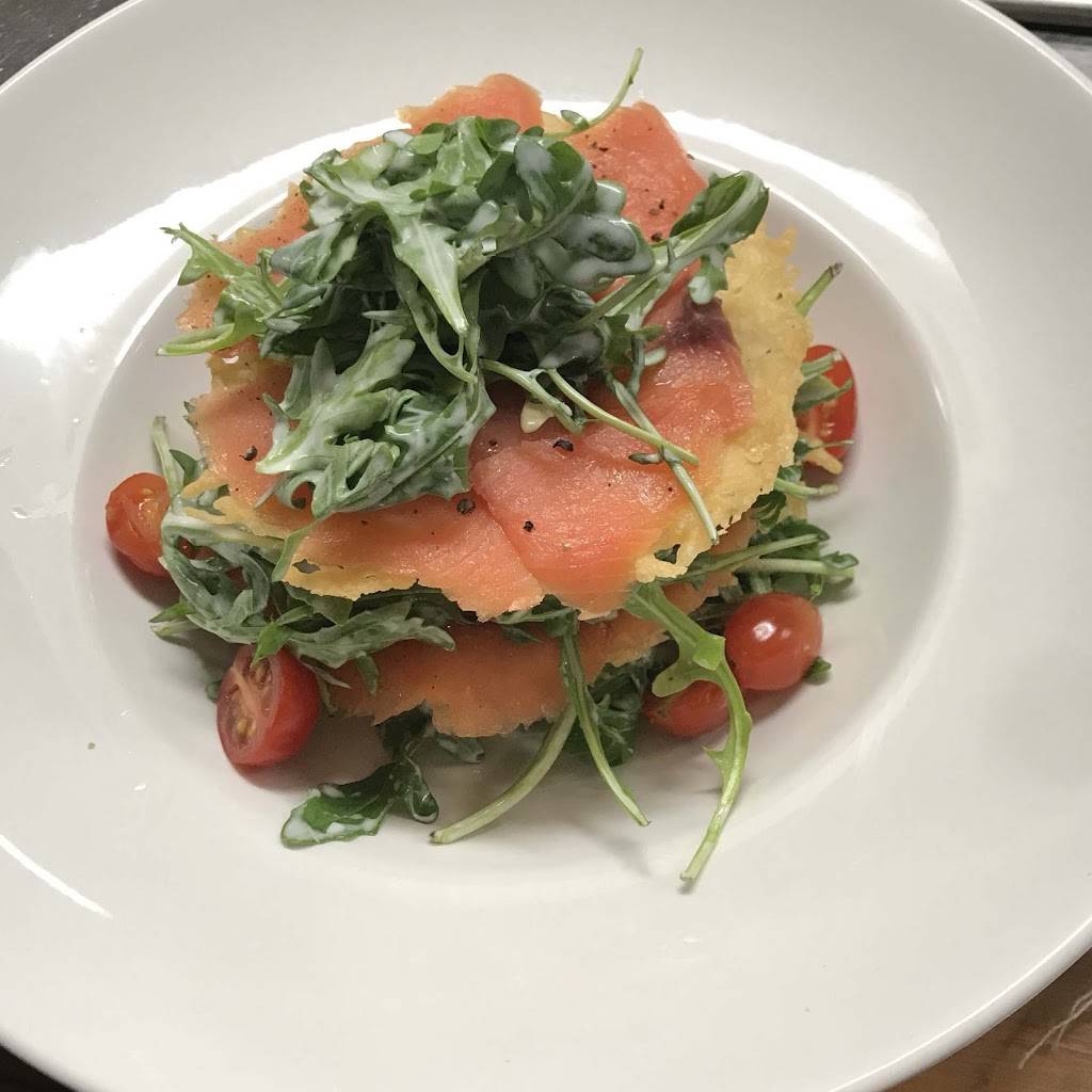 McKnights Kitchen & Tap | restaurant | 2201 Burns Ave, St Paul, MN 55119, USA | 6517312220 OR +1 651-731-2220