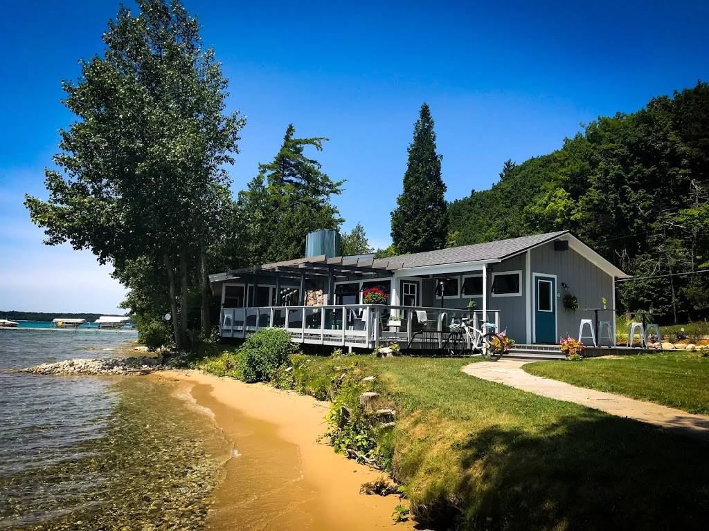 Rocks Landing | restaurant | 1577 Crystal Dr, Frankfort, MI 49635, USA | 2313990158 OR +1 231-399-0158