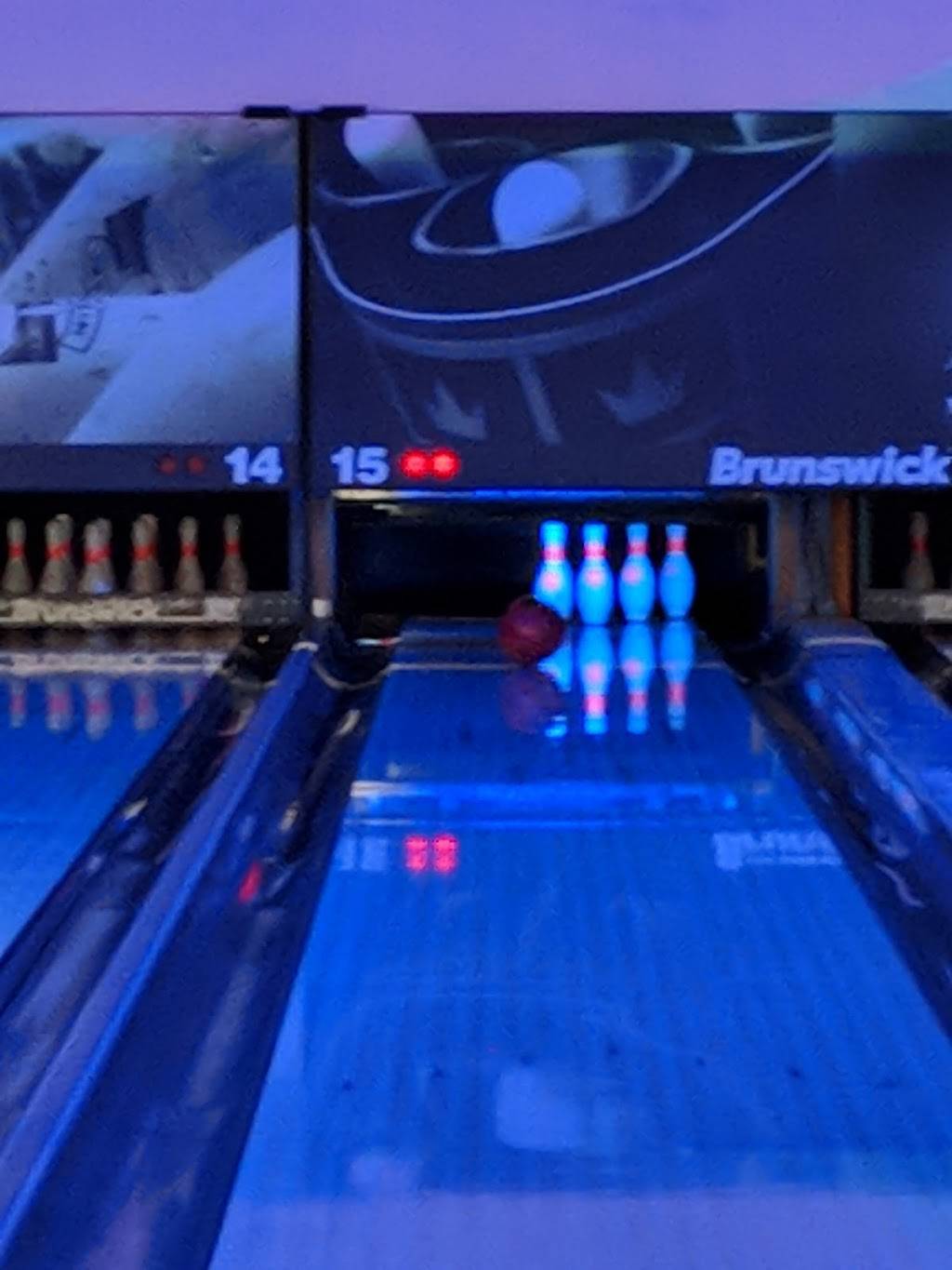 Kingpin Bowlounge | restaurant | 425 Bingemans Centre Dr, Kitchener, ON N2B 3X7, Canada | 5197458888 OR +1 519-745-8888