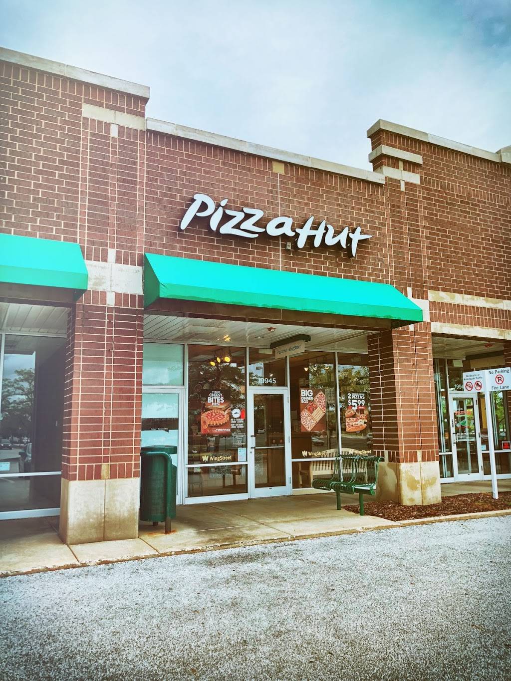 Pizza Hut | restaurant | 19945 N South La Grange Road, Frankfort, IL 60423, USA | 8158061110 OR +1 815-806-1110