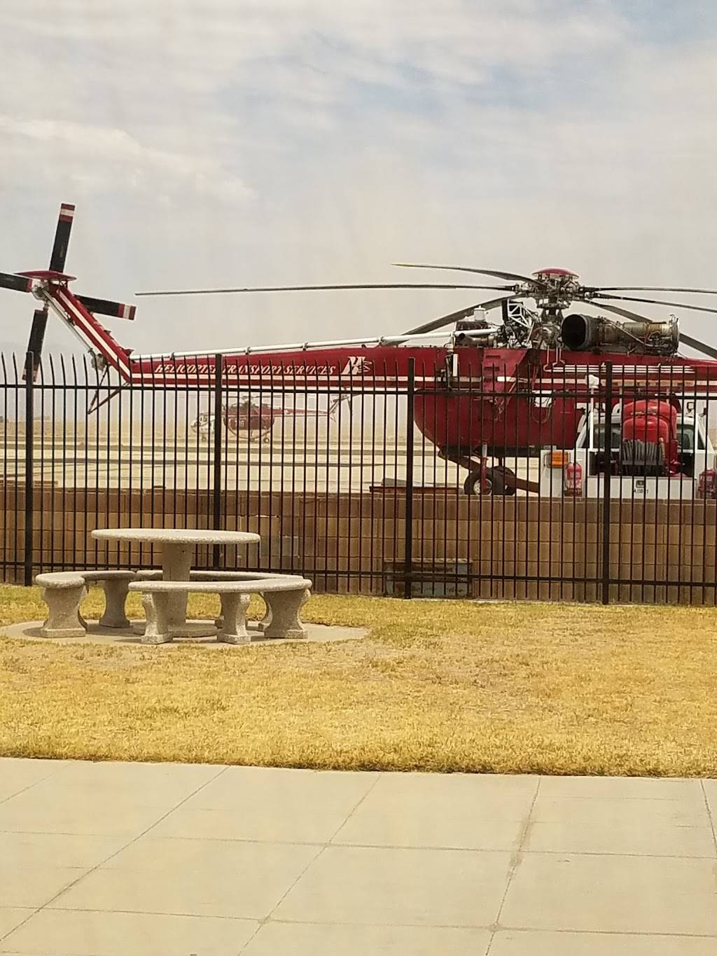 Foxys Landing & Restaurant | restaurant | 4725 William J Barnes Ave, Lancaster, CA 93536, USA | 6619492284 OR +1 661-949-2284