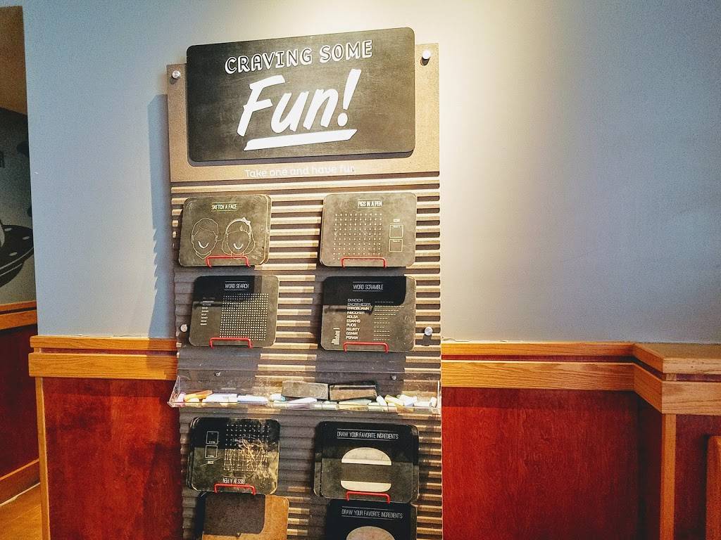 Red Robin Gourmet Burgers and Brews | restaurant | 2627 S 180th St, Omaha, NE 68130, USA | 4023300600 OR +1 402-330-0600