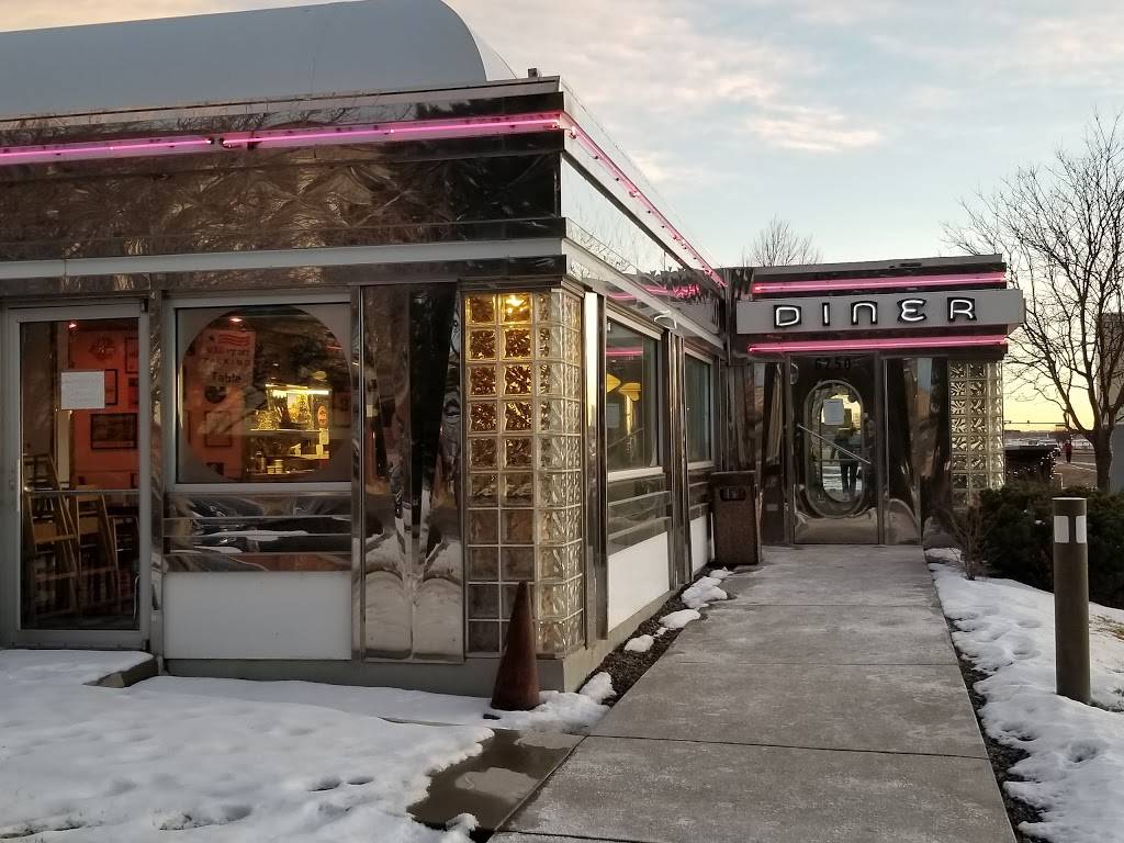 Moonlight Diner | restaurant | 6250 Tower Rd, Denver, CO 80249, USA | 3033071750 OR +1 303-307-1750