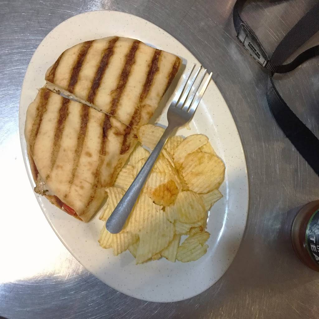 Fat Tomato Grill | restaurant | 241 York St #3, York, ME 03909, USA | 2073635333 OR +1 207-363-5333